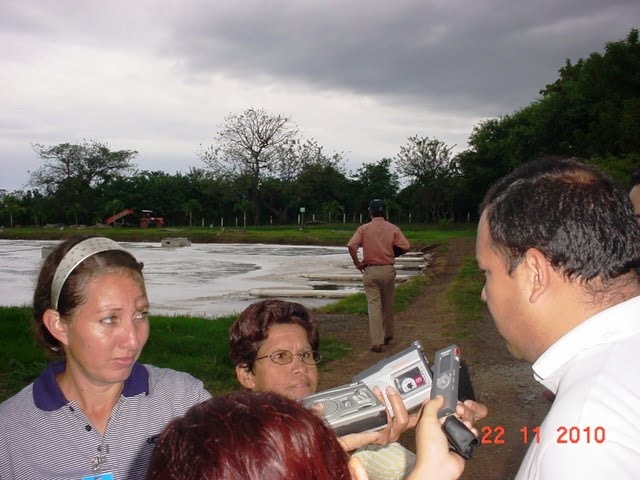 Periodistas locales preguntan al ing Altamirano sobre proceso de pilas de oxidacion de La Fuente
